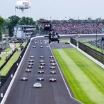 Helicópteros militares sobrevolando la parrilla de salida de la Indy 500 en el Indianapolis Motor Speedway