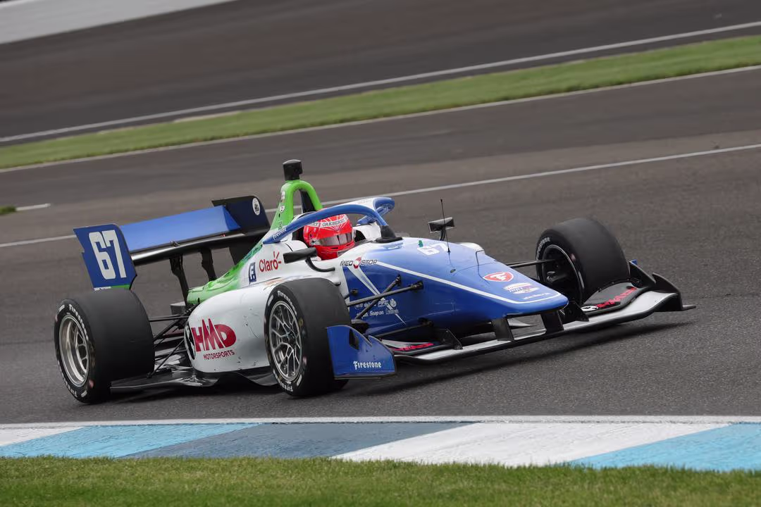 Enzo Fittipaldi gana en Indy NXT conduciendo el monoplaza nº 67 de HMD Motorsports en el circuito de Indianapolis.